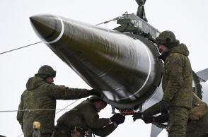 3 στρατιωτες φορτωνουν πυραυλο