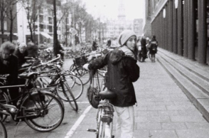 Σε βλέπω στο Άμστερνταμ, στο Λονδίνο, στη Νέα Υόρκη, στο Αιξ εν Προβάνς σε βλέπω. Ήρθες για να σπουδάσεις υποτίθεται.