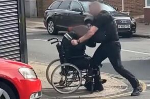 Bρετανία: Αστυνομικός γρονθοκόπησε άνδρα σε αναπηρικό καροτσάκι