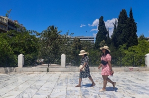 2 γυναικες περπατούν