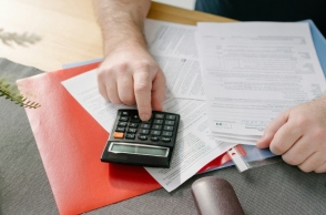 άνδρας συμπληρωνει εγγραφα