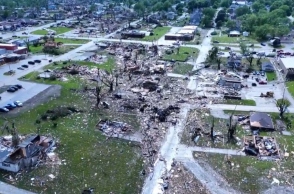 κατεστραμμένα σπίτια , δεντρα