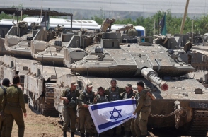 τανκς, σημαια, στρατιωτες, ερημος