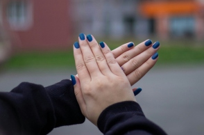 δαχτυλα, χερια, μπλε νυχια