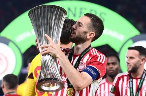 Ο αρχηγός του Ολυμπιακού, Κώστας Φορτούνης σήκωσε το Conference League την Opap Arena 