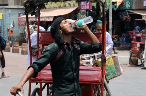 ινδος πινει νερο, οχηματα, καταστηματα, κοσμος