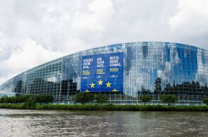 Το κτίριο του Ευρωκοινοβουλίου στο Στρασβούργο, όπου πανό καλεί να χρησιμοποιήσουμε την ψήφο μας