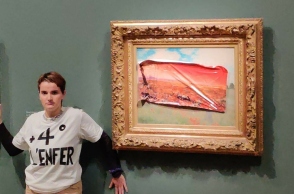 γυναικα διπλα σε πινακα