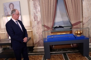 ανδρας διπλα σε επιπλο με βασιλικα τρόπαια