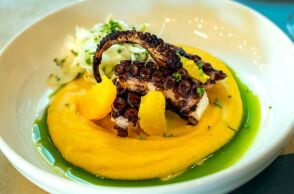 Κορωνίς: Δεκατιανό, μεζέδες και απεριτίφ κάτω από τα δροσερά πλατάνια της Σοφούλη 