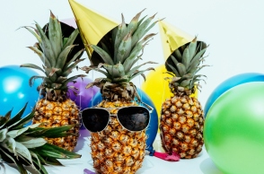 ανανας, μαυρα γυαλια, μπαλονια