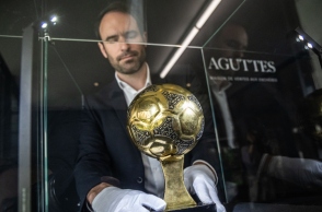 χρυση μπαλα, ανδρας, γυαλινο κιβωτιο