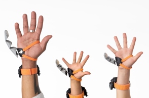 3 χερια με ρομποτικους αντιχειρες