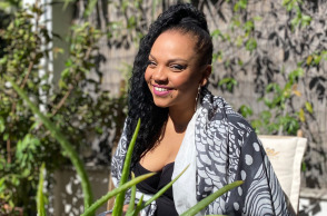 Η τραγουδίστρια Idra Kayne μιλάει από το μπαλκόνι της