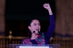 Η Κλαούντια Σέινμπαουμ πανηγυρίζει τη νίκη της 