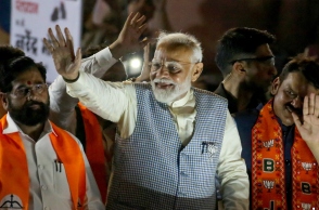 Ο Μόντι χαιρεταει τους ψηφοφορους του