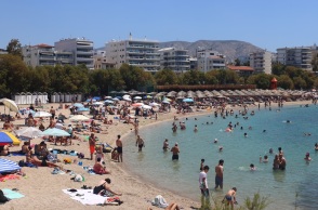 Στις παραλίες ξεχύθηκε ο κόσμος μετά την άνοδο της θερμοκρασία και κύμα καύσωνα 