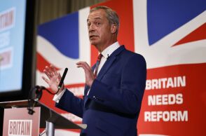 Φάρατζ: Μια γυναίκα τον περιέλουσε έξω από μια παμπ