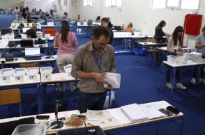 θρανια, υπαλληλοι μετρουν ψηφους