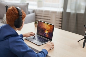 αγορι μπροστα απο υπολογιστη