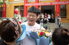 κινεζος μαθητης με γονεις και λουλουδια