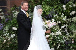 Έγινε ο «γάμος της χρονιάς» στη Βρετανία,  Η Olivia Henson έφτασε με τον πατέρα της Rupert Henson στον Καθεδρικό ναό του Τσέστερ