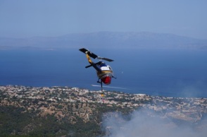 Χίος: Σε εξέλιξη η πυρκαγιά στις Καρυές - Η φωτιά καίει μέσα σε απόκρημνες χαράδρες