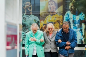 1 ανδρας, 2 γυαναικες