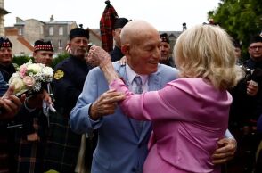 Νορμανδία: Βετεράνος του Β' Παγκοσμίου Πολέμου παντρεύτηκε σύντροφό του