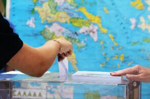 Ψηφοφόρος ασκει το εκλογικό του δικαίωμα για τις Ευρωεκλογές 2024