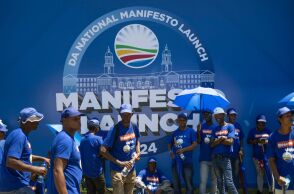 Για πρώτη φορά μετά τον Μαντέλα, Λευκοί και Μαύροι θα συγκυβερνήσουν στην Νότια Αφρικη