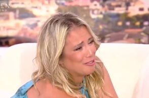 Αθανασοπούλου: Kλάματα on air για την αθώωση του σκηνοθέτη