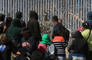 μεταναστες στα συνορα, φραχτης, στρατιωτης