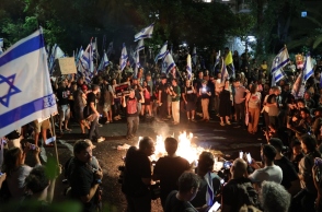 διαδηλωτες, φωτιες, σημαιες