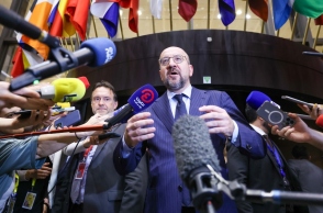 o Σαρλ Μισέλ, δημοσιογραφοι, μικροφωνα