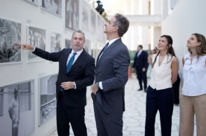 Ο Κυριάκος Μητσοτάκης κοιταζει φωτογραφιες