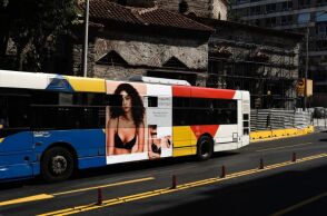 Λεωφορείο που φέρει διαφήμιση για εσώρουχα 