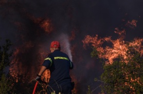 Ηλεία: Μεγάλη φωτιά στο Αλεποχώρι - Εκκενώνονται χωριά, έκλεισε η εθνική οδός