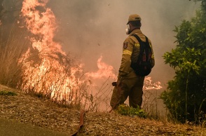 Νύχτα αγωνίας σε Ηλεία, Αχαΐα - Υψηλός ο κίνδυνος πυρκαγιάς και το Σάββατο