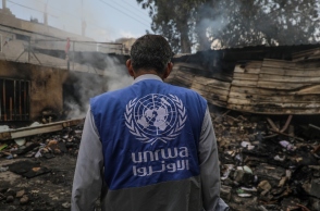 Υπάλληλος της UNRWA μπροστά από κατεστραμμένο σχολείο των Ηνωμένων Εθνών στον προσφυγικό καταυλισμό Al Nuseirat