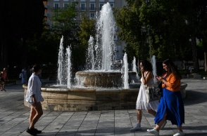 συντριβανι, περαστικοι, πλατεια