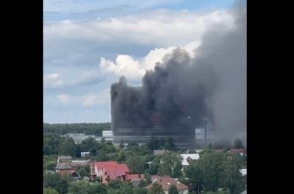 φλεγόμενο κτήριο