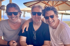 Χριστόφορος Παπακαλιάτης: Η φωτογραφία στη Σαντορίνη με τον πατέρα και τον αδερφό του