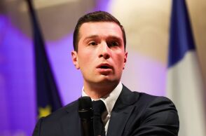 Mπαρντελά: Θέλει να αποκλείσει Γάλλους με διπλή υπηκοότητα από κρατικές θέσεις