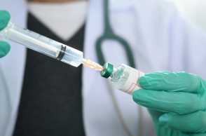 γιατρος κραταει ενεση και φυαλιδιο