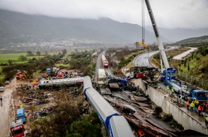 Εικόνα από το σημείο του πολύνεκρου σιδηροδρομικού δυστυχήματος στα Τέμπη