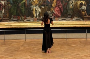 Η Κένταλ Τζένερ περπάτησε ξυπόλητη στο Λούβρο κατά τη διάρκεια ιδιωτικής επίσκεψης