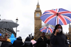 βρετανοι πολιτες μπροστα στο Μπακινγκχαμ