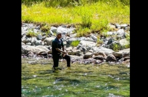 o Ντέιβιντ Μπέκαμ ψαρευει σε ποταμι