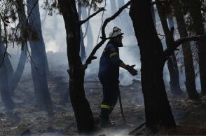 Για τη φωτιά στα Γλυκά Νερά εστάλη ειδοποίηση 112 